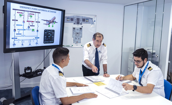 clase del curso Multi Crew Cooperation enfocado a líneas aéreas (MCC+JOC / APS MCC)