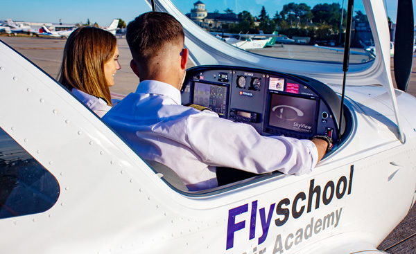 alumnos en el avión en un entrenamiento de vuelo del curso de piloto privado de avión PPL(A) en el aeropuerto e cuatro vientos
